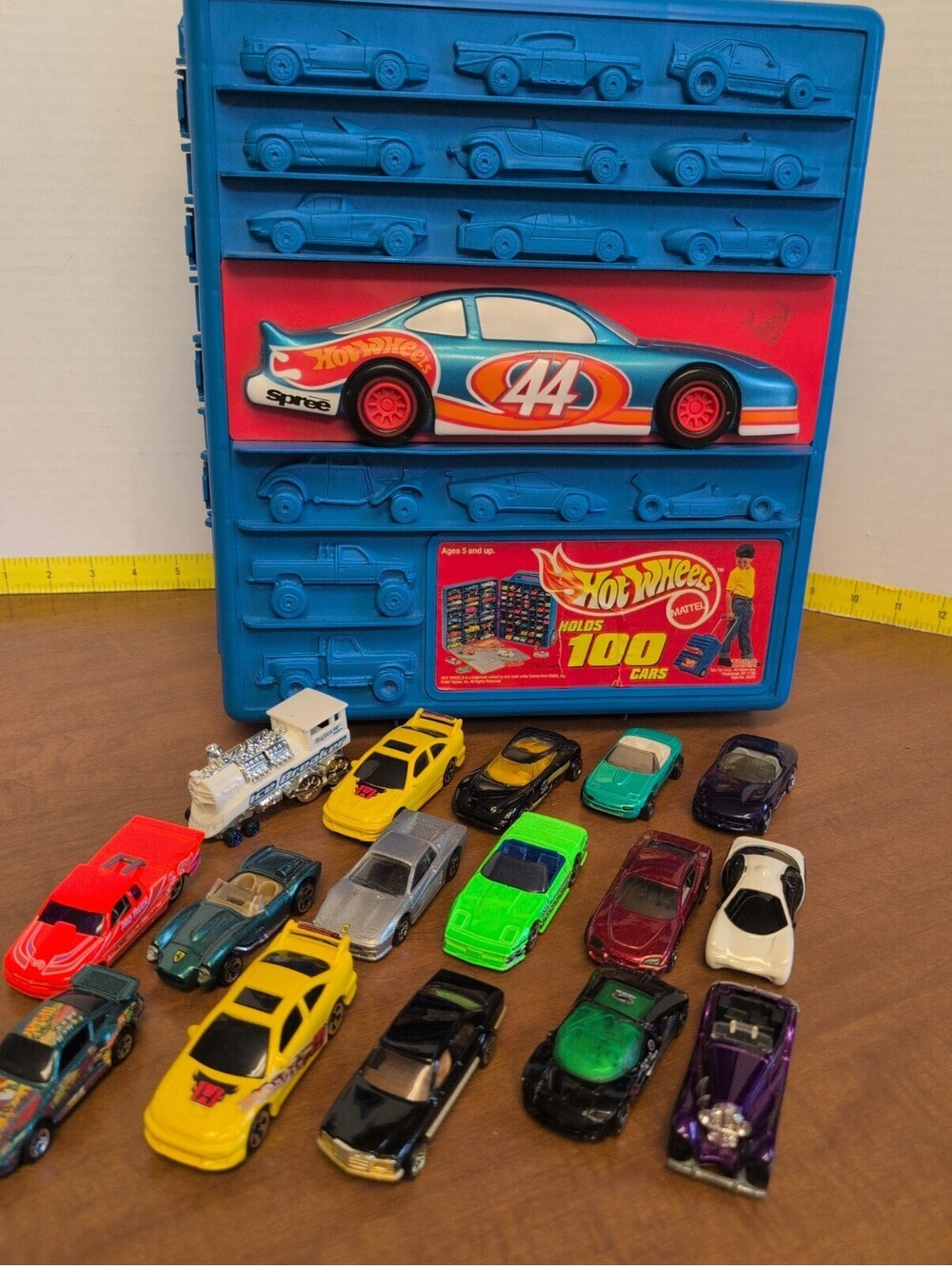 Hot Wheels Vintage 1997 Rolling Storage Carrying Case 16 Car Lot 1:64 Diecast